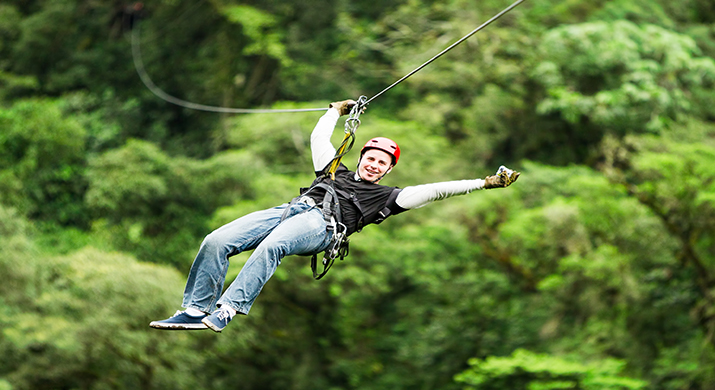 Volar Sobre La Selva En Una Tirolesa Volar Sobre La Selva En Una Tirolesa